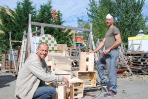 Sur le parking du magasin David Muse et Edouard Baudouin fabriquent du mobilier